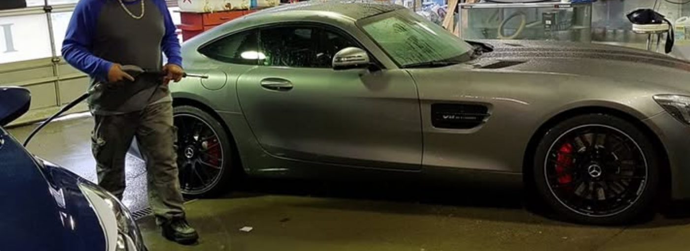 Mercedes-AMG GT en cours de lavage à la main chez Lave Auto Prince