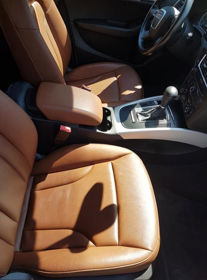 Intérieur cuir camel nettoyé en détail