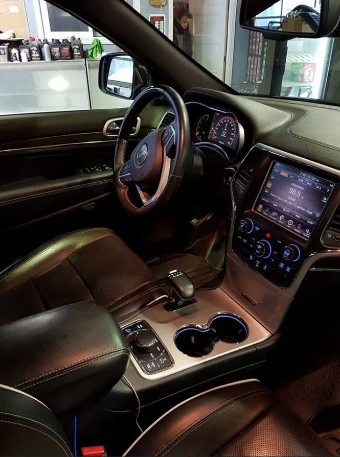 Intérieur Jeep Grand Cherokee nettoyé en détail